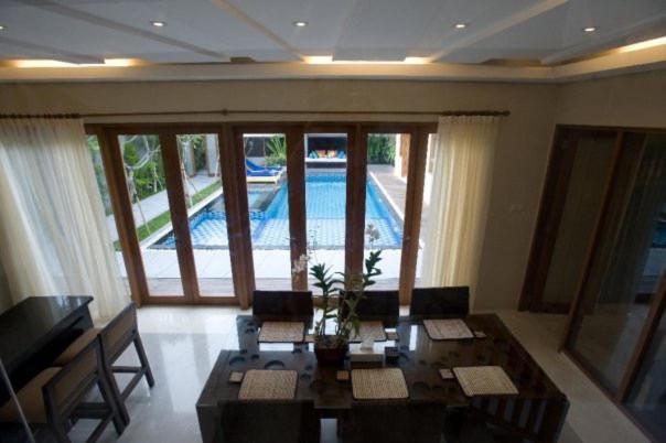 Villa Travis Seminyak Buitenkant foto
