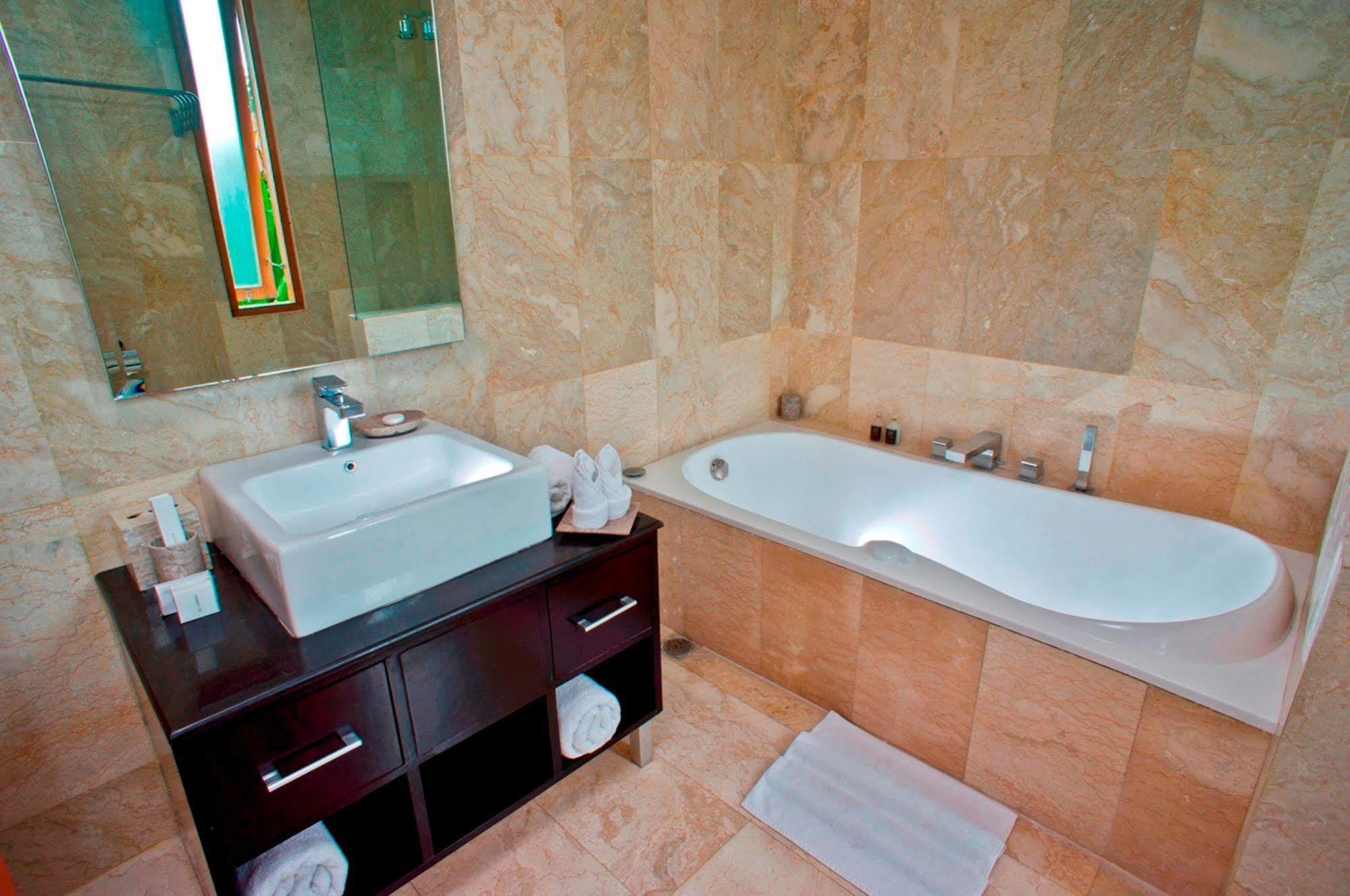 Villa Travis Seminyak Buitenkant foto