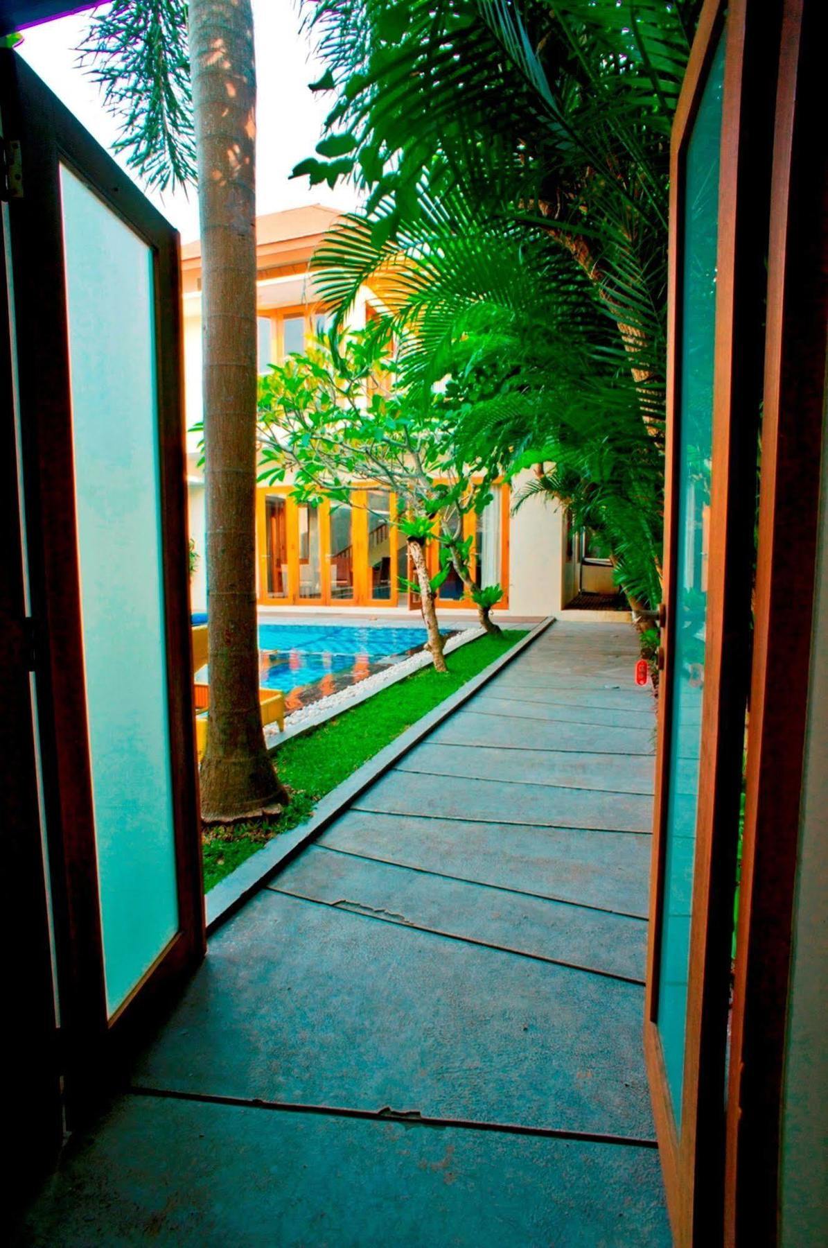 Villa Travis Seminyak Buitenkant foto